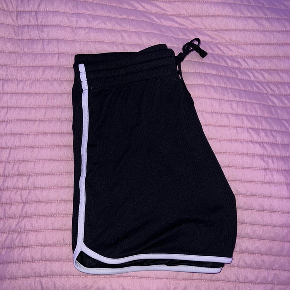 Black sporty shorts - Picture 2 of 2